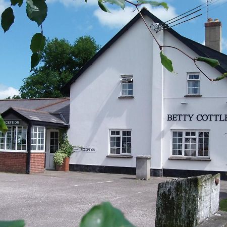 Betty Cottles Inn Okehampton Bagian luar foto